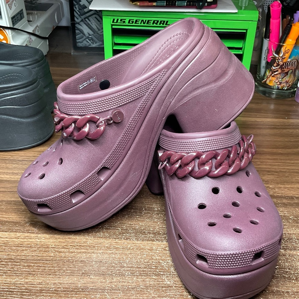 Crocs siren clogs Dark Cherry women’s 10, men’s 8, platform chunky chain accent